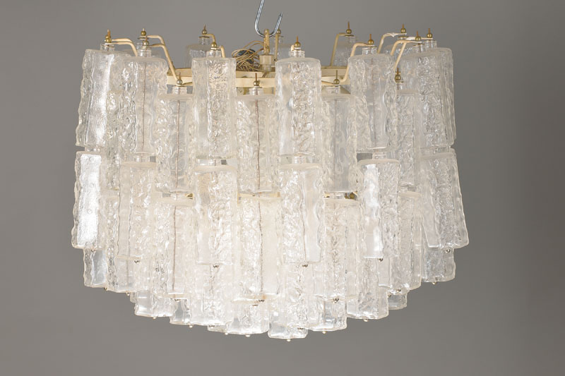 Deckenlampe mit mundgeblasenen Glasröhren, Italien, Mitte 20.Jh. Metallgestell mit vielen Einzelgläsern, 14 Inneliegende u. nichtsichtbare ...