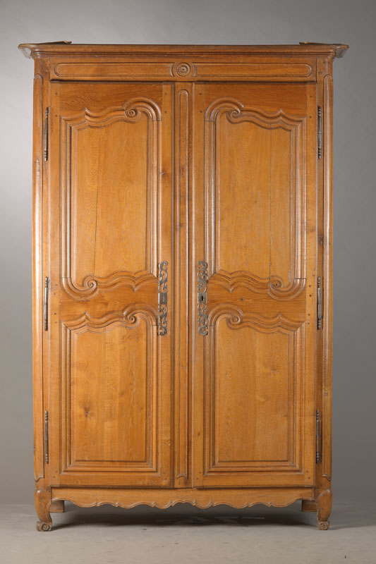 Lothringer Barockschrank, um 1770/80, Eiche massiv, 2-türig, geschwungene Türfüllungen mit Voluten, Innen 3 sek. Einlegeböden, altes ...