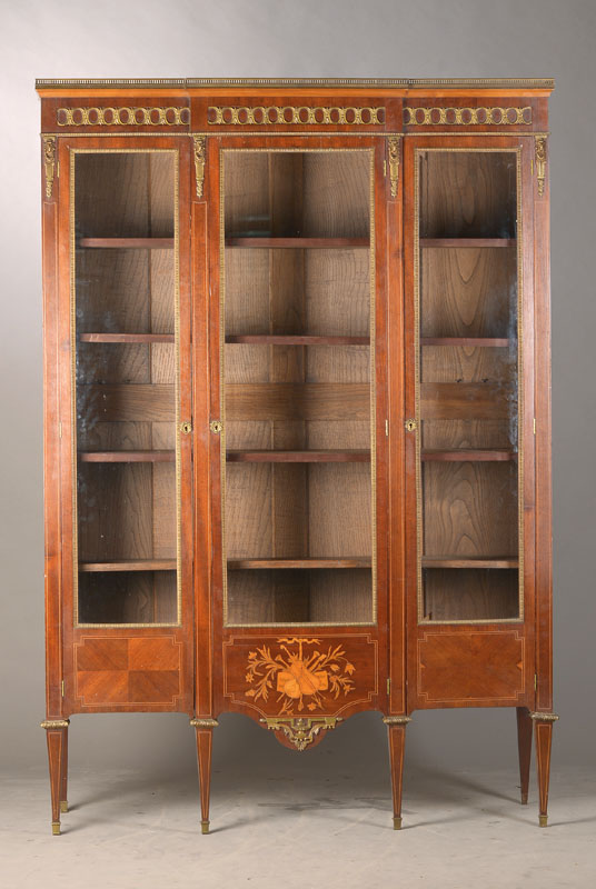 Salonvitrine, Frankreich, um 1900, Mahagoni massiv, z.T. Eichekorpus, 3-türig, fac. verglast, Fadenintarsien, Marketerie in mittlerer Türe, reiche ...