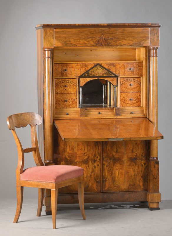 Standsekretär, süddeutsch, wohl Münc hen, um 1820/30, Nussbaumfurnier doppelt gespiegelt verlegt auf Weichholzkorpus, Vollsäulen stützen den ...