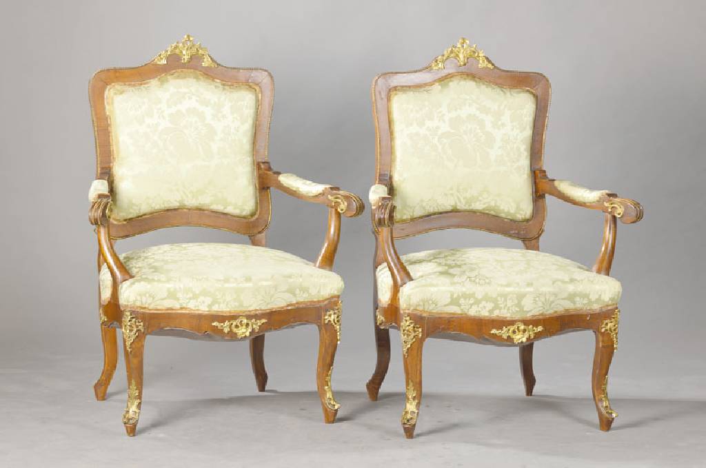 Paar -Armlehnstühle im Dresdner Barockstil, um 1900, Buche auf Nussbaum, dekorative z.T. nachgestochene Messingappliken, Polster u. Bezug mit z.T. ...