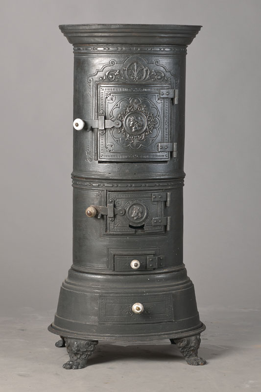 sog. Kanonenofen, Frankreich, um 1870/80, Gußeisen, in historisierendem Dekor, 4 Tatzenfüße, Emailgriffe, Funktion nicht geprüft, optisch guter ...