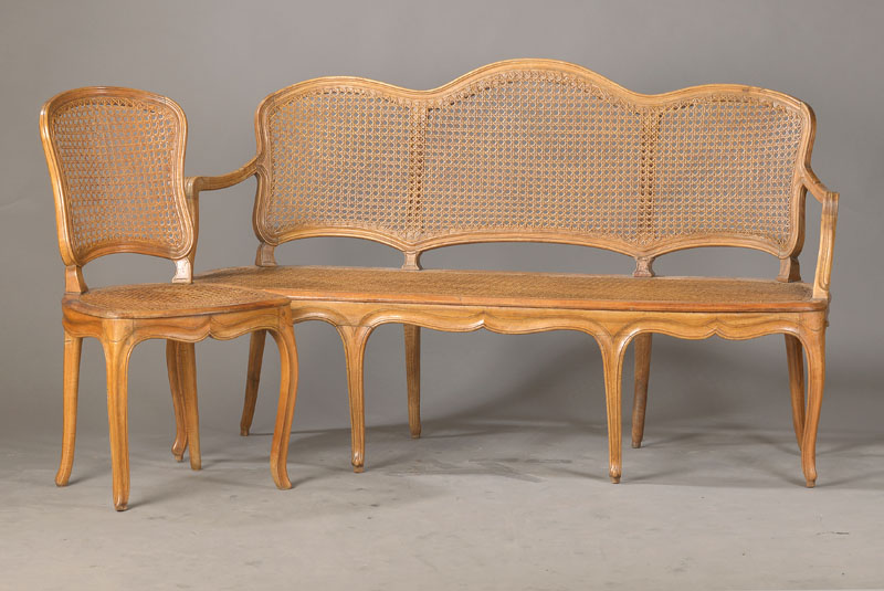 Sitzbank mit zwei Stühlen, im Barockstil, deutsch, um 1850/60, Nussbaum massiv, Sitzfläche u. Rückenlehne mit Rattan-Geflecht bespannt, dieses bei ...