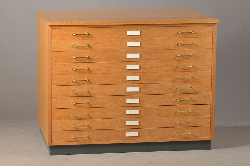 Schubladenschrank, sog. Grafikschrank, wohl Firma Hados, Mitte 20.Jh., Eichefurnier, 10 Schubladen je mit Beschriftungsfeld, Alterssp., ca. 83x105x78 ...