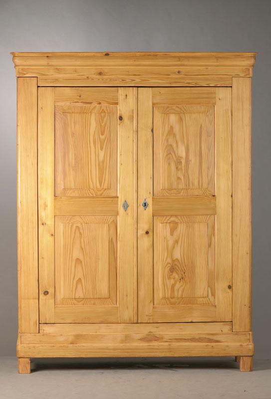 Biedermeierschrank, badisch, 1830/40, Weichholz massiv, 2-türig, rundliche Profilierung, wohl urspr. gefaßt, rest., ca. 203x158x57 cm