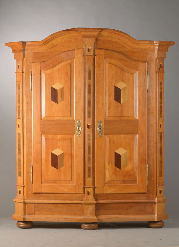 Bodensee-Schrank, um 1820, Birnbaum massiv, Weichholzkorpus, 2-türig, Spaltschrank, Sockelmit 3-fachem Risalit-Aufbau, Pilaster, Würfel- u. ...