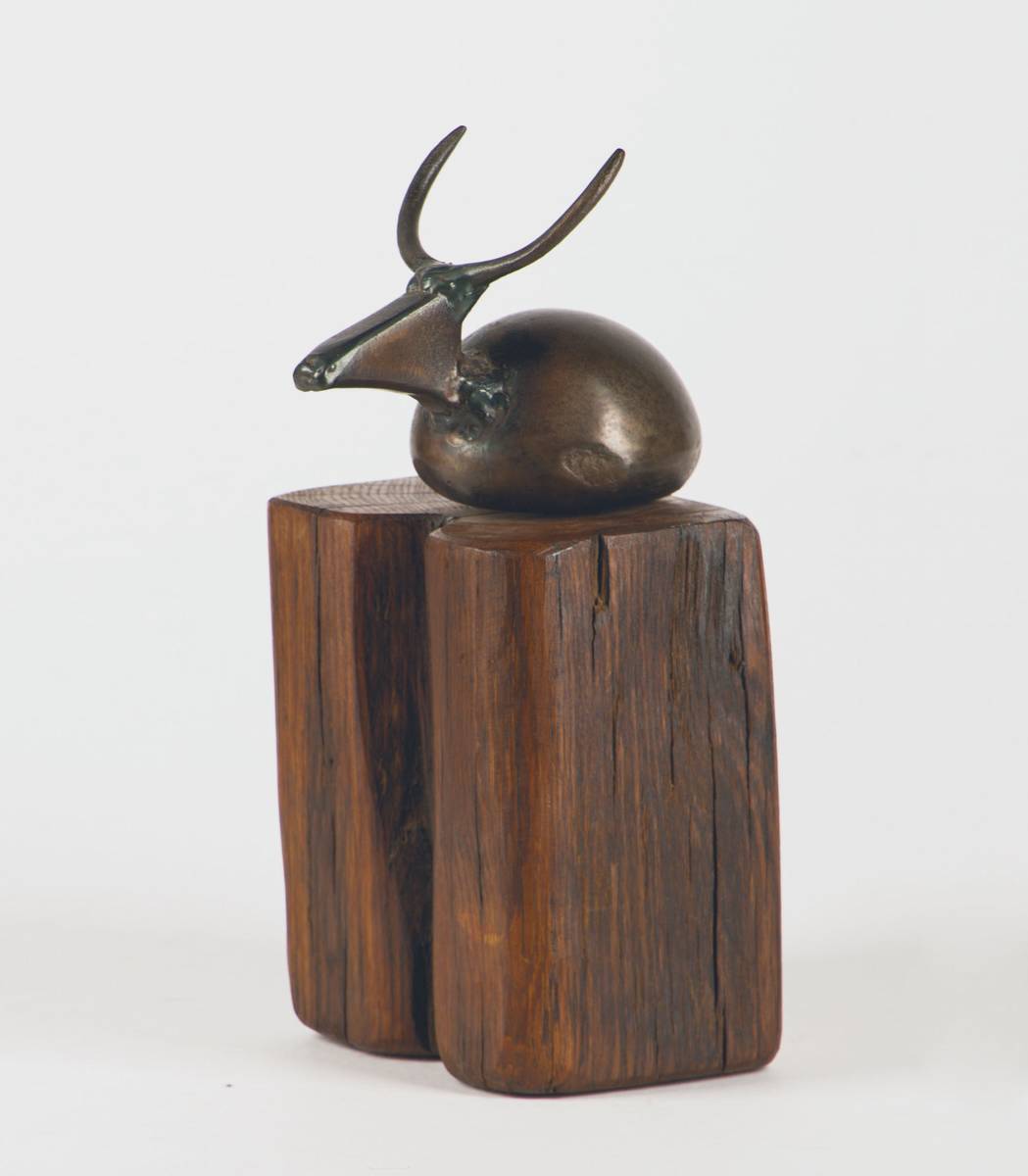 Beppo Brehm, geb. 1961, Studium an der Kunstakademie San Miguel de Allende, hier: Taurus, Eisenplastik auf antikem Holzsockel, H. 29 cm