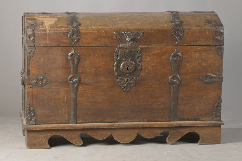 Barocktruhe, norddeutsch, um 1800, Eiche massiv, orig. Eisenbeschlag, Innen mit Beifach, Runddeckel, st. schwundrissig, rustikal, ca. 80x120x67 cm