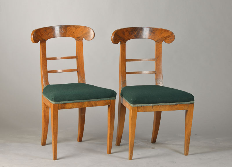 Wiener Schaufelstühle, sog. Ochsenkopfstühle, Österreich, um 1815/20, Nussbaum u. Wurzelnussfurnier z.T. doppelt gespiegelt, Vorderbeine in ...