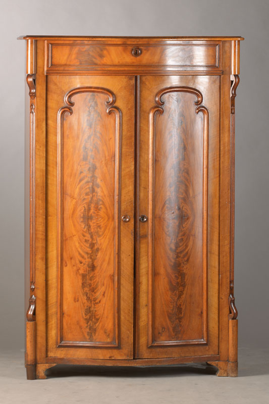 Vertiko, wohl mitteldeutsch, um 1860, Mahagonifurniert, seltene gewölbte Front, Türfüllungen mit Pyramidenmahagoni, Innen 3 Einlegeböden mit ...