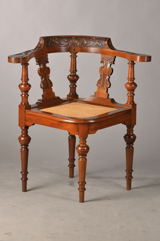 Eck-Sessel, Schreibtischstuhl, deutsch, um 1880/90, Gründerzeit, Nussbaum massiv, fein geschnitzt, Rattensitzfläche in gutem Zustand, gedrechselte ...