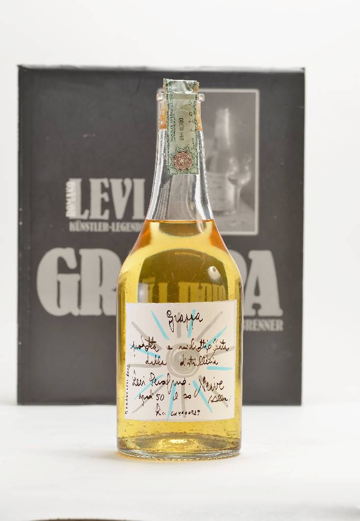 1 Flasche 2002 Levi Grappa und 1 Buch über Romano Levi, ca. 70 cl, Abstand zwischen Korken und Grappa: ca. 5,3 cm, unverkostet, guter ...