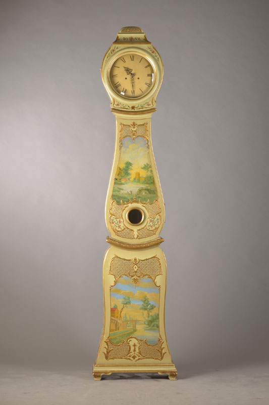 Gustavianische Standuhr, Schweden um 1820, sog. Mora Uhr, Gehäuse farblich gefaßt und bemalt, seitl. mit Vögel und Blumen im Geäst, Türe mit ...