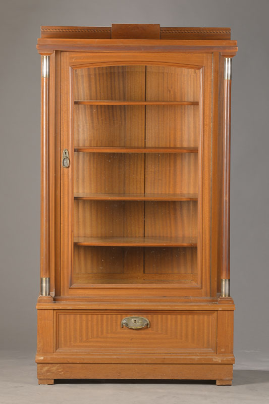 Salonvitrine, deutsch, um 1905, Mahagonifurnier auf Weichholzkorpus, 1-türig, 3-seitig verglast, frontseitig facettiert, Sockelschublade, ...
