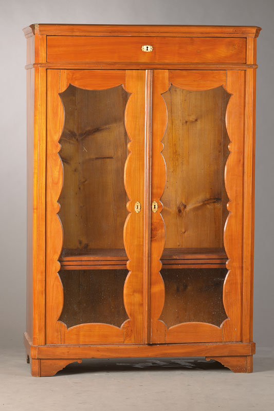Vitrine, mitteldeutsch, um 1850/60, Kirschbaum massiv, Weichholz, 2-türig, 1- schübig, Verglasung wohl sek., z.T. st. Holzsch., wohl urspr. mit ...