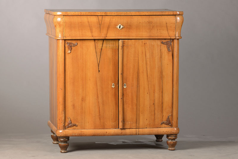 Halbschrank, wohl Baden/ Pfalz, um 1835/40, Nussbaum, 2-türig, 1-schübig, Kopfschub mit Wulstprofil, Innen 1 Einlegeböden, Oberflächensch., ...