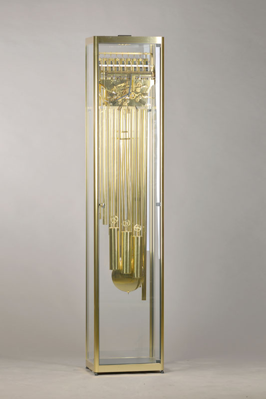 Standuhr mit 3 Melodien auf 9 Tonstäben, Uhrenmanufaktur Kieninger, Gehäuse in Vitrinenform, allseitig verglast, vergoldete Rahmen- und Werkteile, ...