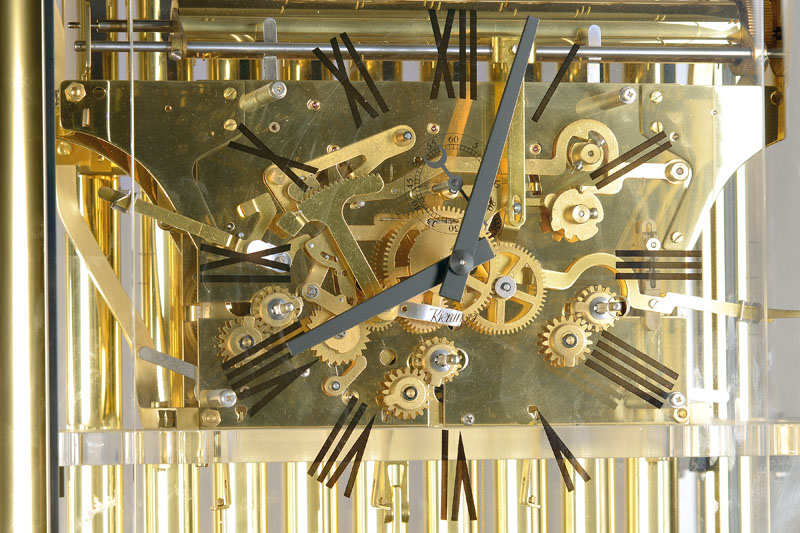 Detail a: Standuhr mit 3 Melodien auf 9 Tonstäben, Uhrenmanufaktur Kieninger, Gehäuse in Vitrinenform, allseitig verglast, vergoldete Rahmen- und Werkteile, ...