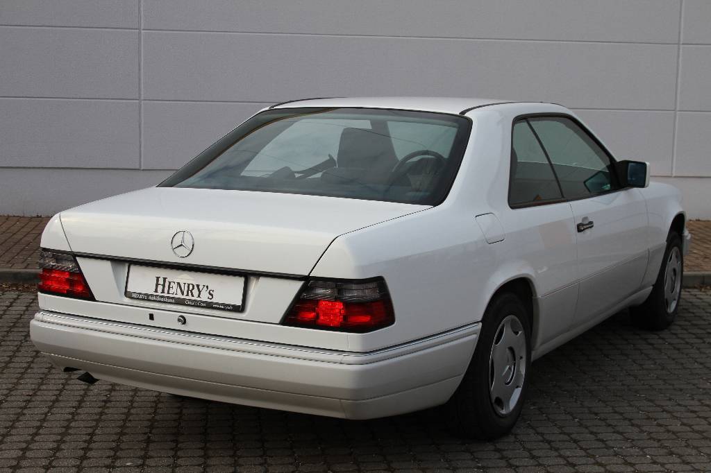 Detail a: Mercedes-Benz E 200 Coupé W124, Fahrgestellnummer: WDB1240401C274067, EZ 07/1995, Laufleistung ca. 27.900 km abgelesen, 100 kW/ 136 PS, 4-Zylinder, ...