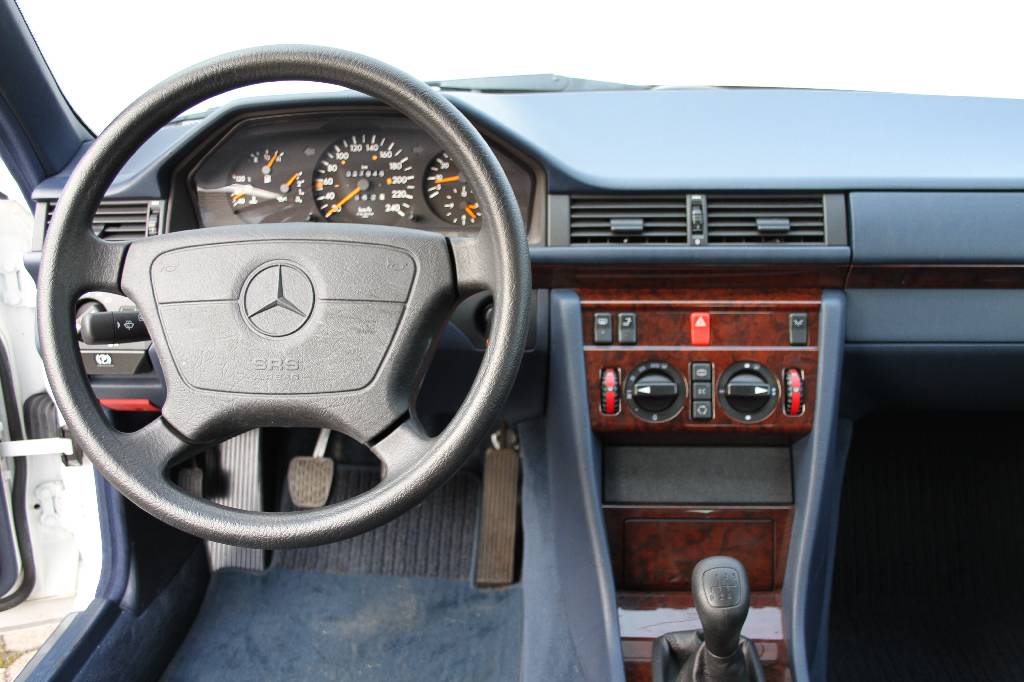 Detail b: Mercedes-Benz E 200 Coupé W124, Fahrgestellnummer: WDB1240401C274067, EZ 07/1995, Laufleistung ca. 27.900 km abgelesen, 100 kW/ 136 PS, 4-Zylinder, ...