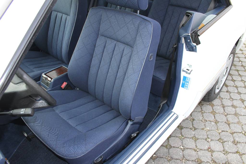 Detail c: Mercedes-Benz E 200 Coupé W124, Fahrgestellnummer: WDB1240401C274067, EZ 07/1995, Laufleistung ca. 27.900 km abgelesen, 100 kW/ 136 PS, 4-Zylinder, ...