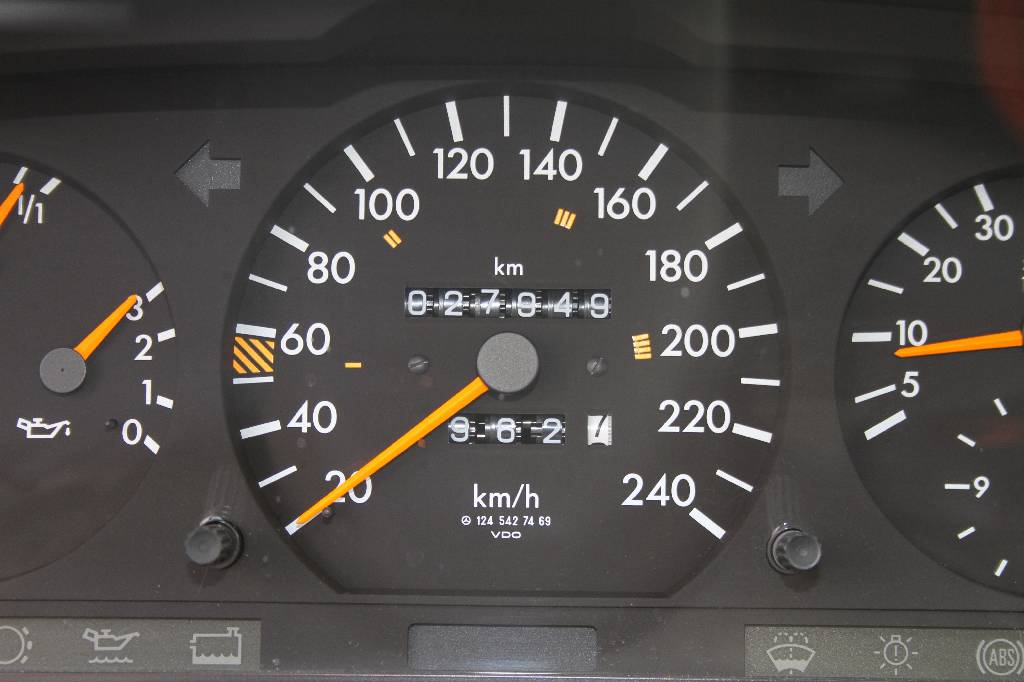 Detail d: Mercedes-Benz E 200 Coupé W124, Fahrgestellnummer: WDB1240401C274067, EZ 07/1995, Laufleistung ca. 27.900 km abgelesen, 100 kW/ 136 PS, 4-Zylinder, ...