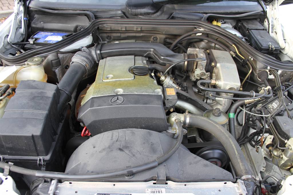 Detail e: Mercedes-Benz E 200 Coupé W124, Fahrgestellnummer: WDB1240401C274067, EZ 07/1995, Laufleistung ca. 27.900 km abgelesen, 100 kW/ 136 PS, 4-Zylinder, ...