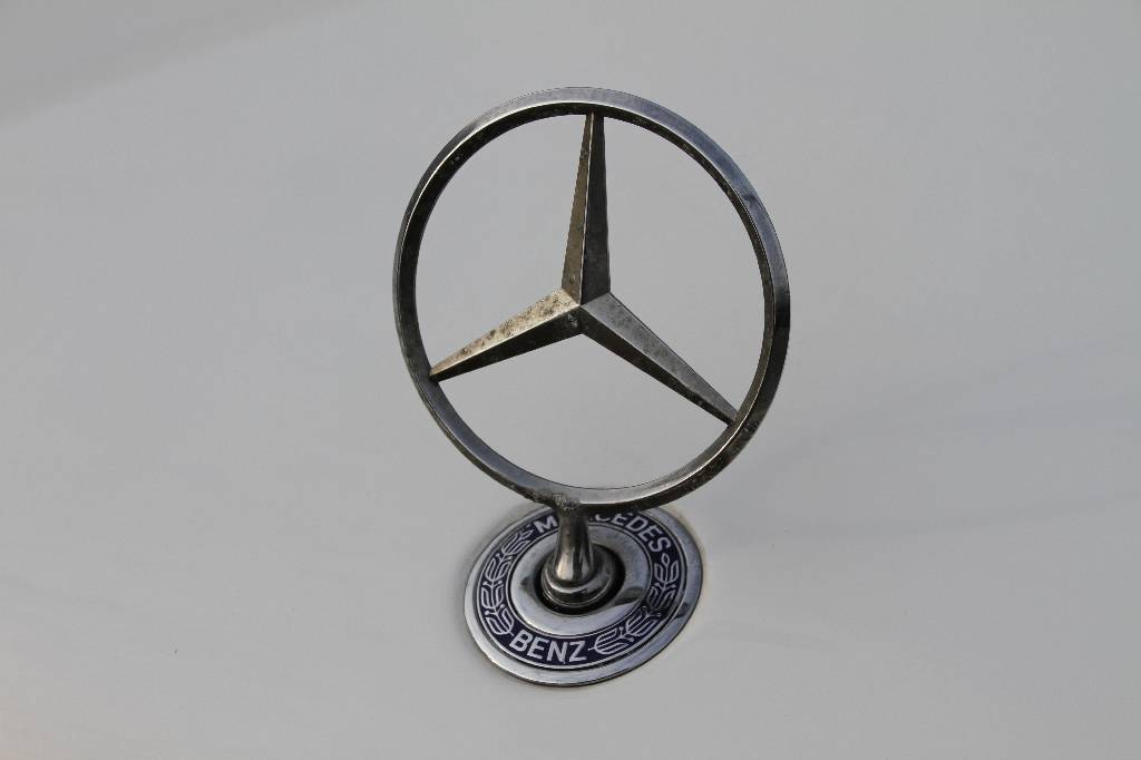 Detail f: Mercedes-Benz E 200 Coupé W124, Fahrgestellnummer: WDB1240401C274067, EZ 07/1995, Laufleistung ca. 27.900 km abgelesen, 100 kW/ 136 PS, 4-Zylinder, ...