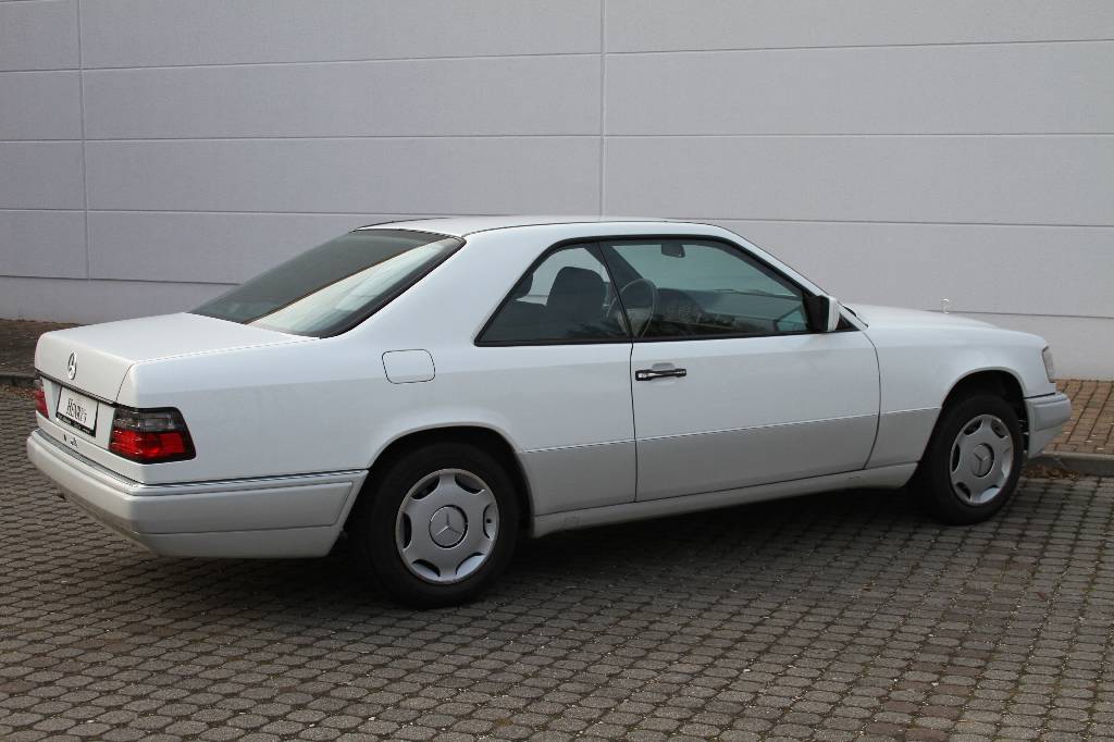 Detail i: Mercedes-Benz E 200 Coupé W124, Fahrgestellnummer: WDB1240401C274067, EZ 07/1995, Laufleistung ca. 27.900 km abgelesen, 100 kW/ 136 PS, 4-Zylinder, ...