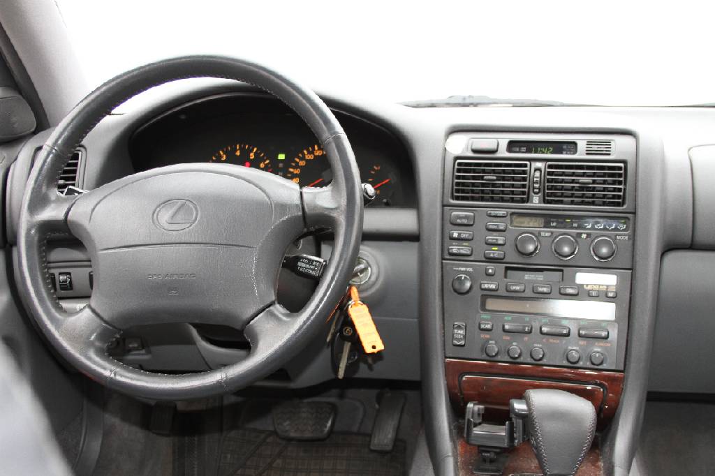 Detail b: Lexus GS 300, Fahrgestellnummer: JT153JSE700129254, EZ 02/1997, 2. Hand, Laufleistung ca. 154.000 km abgelesen, HU 08/2017, 156 kW/ 212 PS, ...