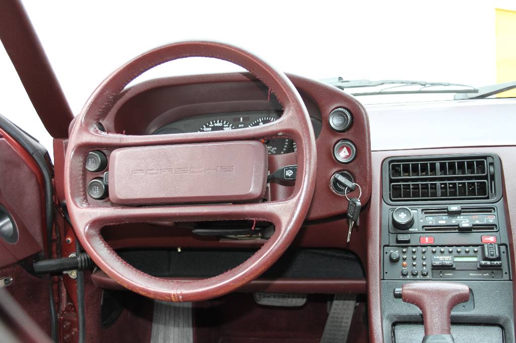Detail b: Porsche 928 S Coupé, Fahrgestellnummer: WPOZZZ92ZFS840588, EZ 11/1984, 1. Hand, Laufleistung ca. 44.000 km, HU 09/2017, H-Zulassung, 228 kW/ 310 PS, ...