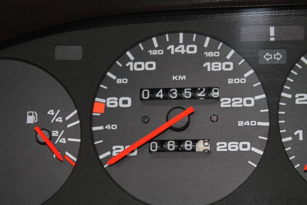 Detail e: Porsche 928 S Coupé, Fahrgestellnummer: WPOZZZ92ZFS840588, EZ 11/1984, 1. Hand, Laufleistung ca. 44.000 km, HU 09/2017, H-Zulassung, 228 kW/ 310 PS, ...