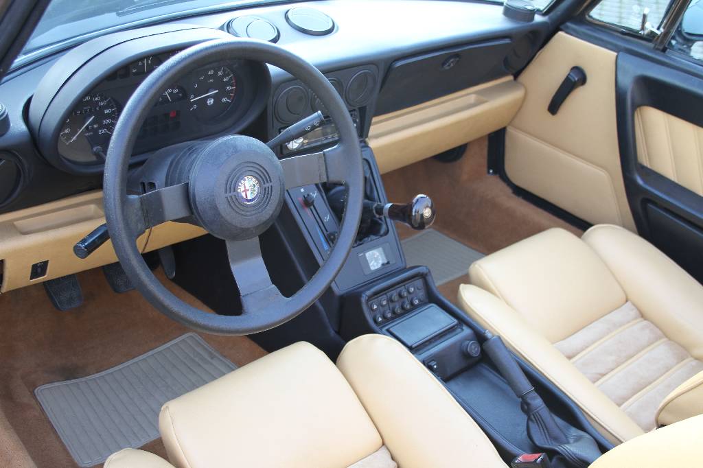 Detail b: Alfa Romeo Spider 2.0, Fahrgestellnummer: ZAR11500006012965, EZ 04/1991, Laufleistung ca. 145.000 km abgelesen, 88 kW/ 120 PS, 4-Zylinder, 5-Gang ...