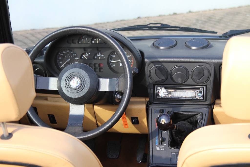 Detail f: Alfa Romeo Spider 2.0, Fahrgestellnummer: ZAR11500006012965, EZ 04/1991, Laufleistung ca. 145.000 km abgelesen, 88 kW/ 120 PS, 4-Zylinder, 5-Gang ...