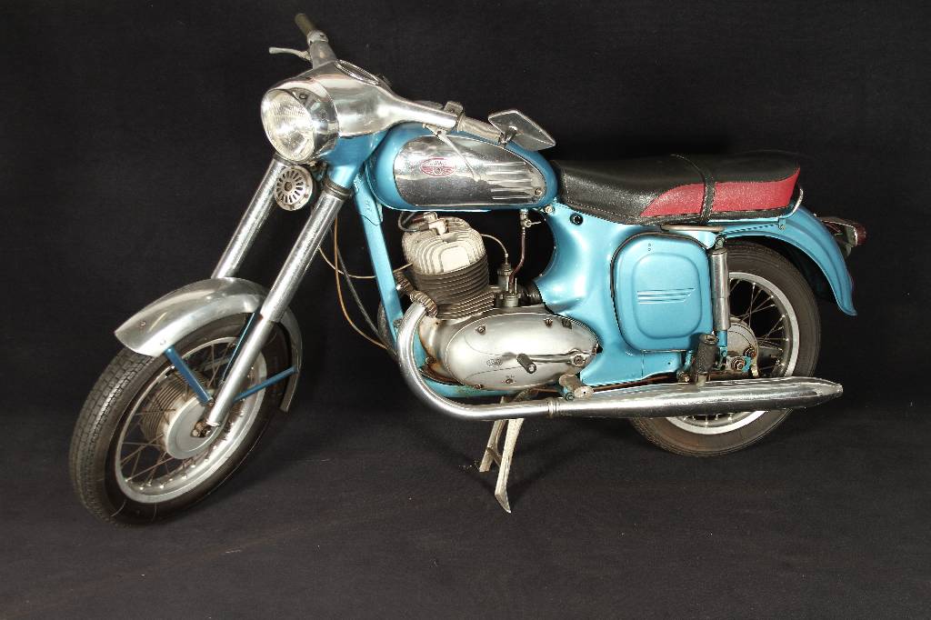 Jawa 354, Fahrgestellnummer: 109151, EZ 11/1958, 12 kW/ 16 PS, 2-Zylinder, Schaltgetriebe, blau/silber Typenhistorie: Jawa ist ein tschechischer ...