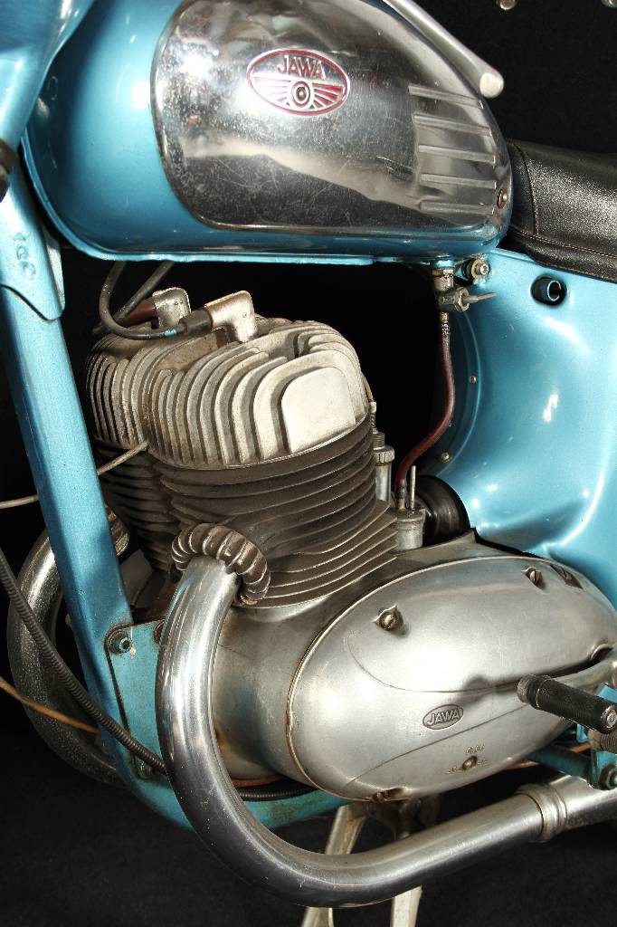 Detail a: Jawa 354, Fahrgestellnummer: 109151, EZ 11/1958, 12 kW/ 16 PS, 2-Zylinder, Schaltgetriebe, blau/silber Typenhistorie: Jawa ist ein tschechischer ...