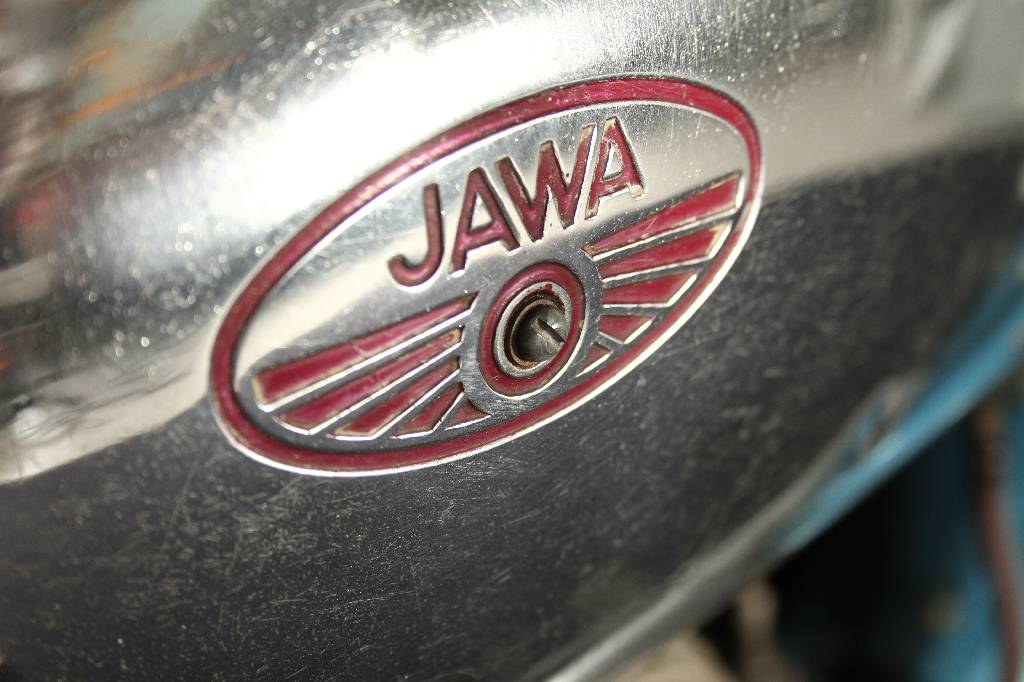 Detail b: Jawa 354, Fahrgestellnummer: 109151, EZ 11/1958, 12 kW/ 16 PS, 2-Zylinder, Schaltgetriebe, blau/silber Typenhistorie: Jawa ist ein tschechischer ...