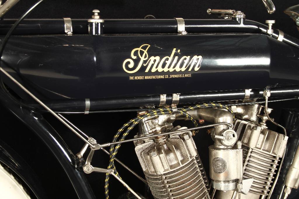 Detail a: Indian T.T. Model 7 HP, Fahrgestellnummer: 73D884, BJ 1912, 5 kW/ 7 PS, 2-Zylinder, 2-Gang Schaltgetriebe, blau, Restaurierungsarbeiten von 1986 - ...