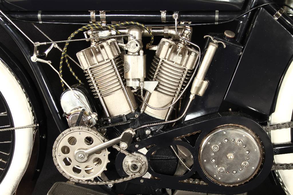 Detail b: Indian T.T. Model 7 HP, Fahrgestellnummer: 73D884, BJ 1912, 5 kW/ 7 PS, 2-Zylinder, 2-Gang Schaltgetriebe, blau, Restaurierungsarbeiten von 1986 - ...