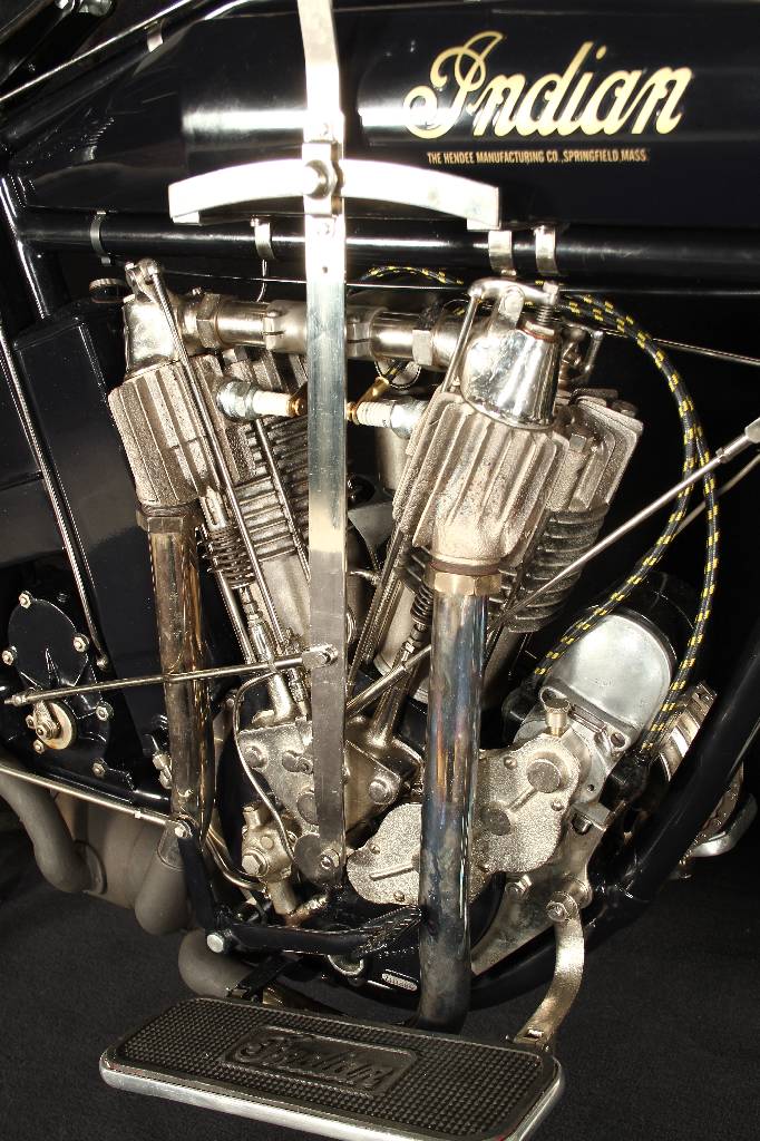 Detail c: Indian T.T. Model 7 HP, Fahrgestellnummer: 73D884, BJ 1912, 5 kW/ 7 PS, 2-Zylinder, 2-Gang Schaltgetriebe, blau, Restaurierungsarbeiten von 1986 - ...