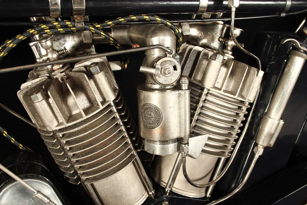 Detail d: Indian T.T. Model 7 HP, Fahrgestellnummer: 73D884, BJ 1912, 5 kW/ 7 PS, 2-Zylinder, 2-Gang Schaltgetriebe, blau, Restaurierungsarbeiten von 1986 - ...