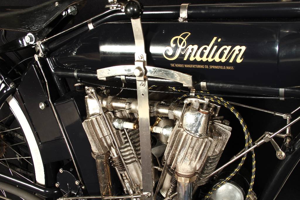 Detail e: Indian T.T. Model 7 HP, Fahrgestellnummer: 73D884, BJ 1912, 5 kW/ 7 PS, 2-Zylinder, 2-Gang Schaltgetriebe, blau, Restaurierungsarbeiten von 1986 - ...