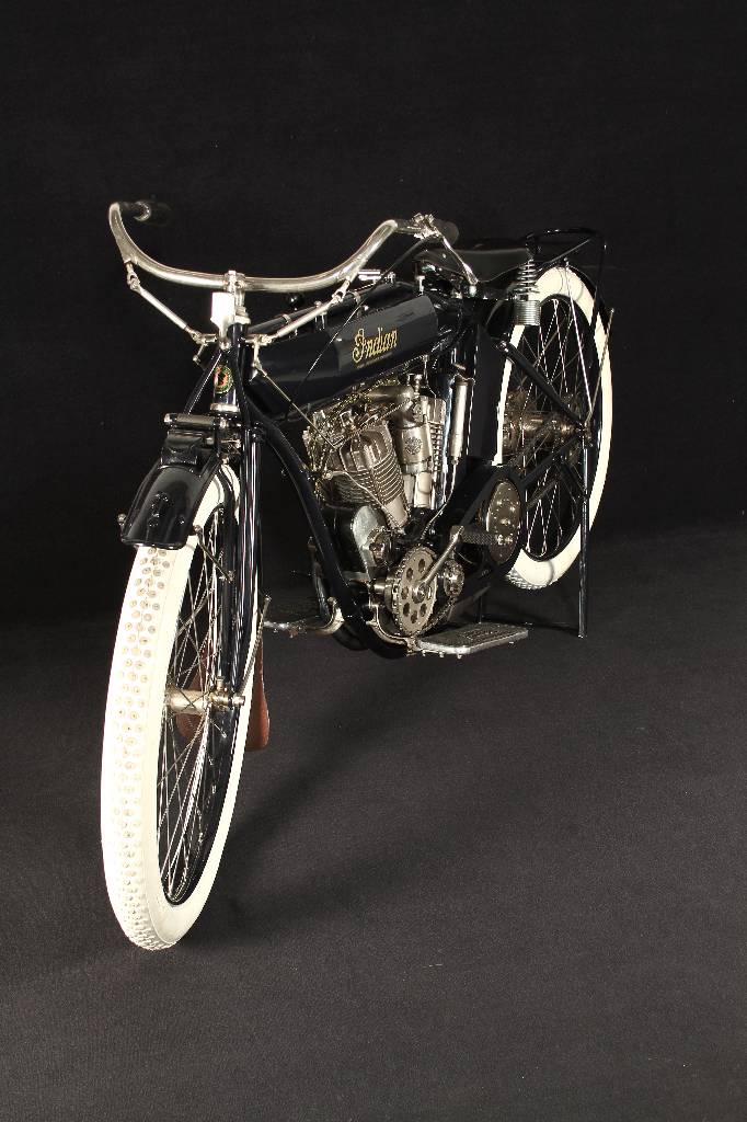 Detail i: Indian T.T. Model 7 HP, Fahrgestellnummer: 73D884, BJ 1912, 5 kW/ 7 PS, 2-Zylinder, 2-Gang Schaltgetriebe, blau, Restaurierungsarbeiten von 1986 - ...
