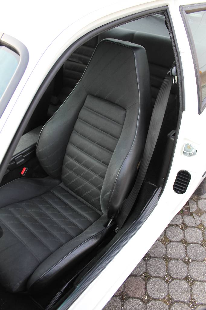 Detail b: Porsche 924 S, Fahrgestellnummer: WPOZZZ92ZJN400694, BJ 1988, EZ 02/1995, Laufleistung ca. 75.000 km abgelesen, HU 09/2018, 118 kW/ 160 PS, ...