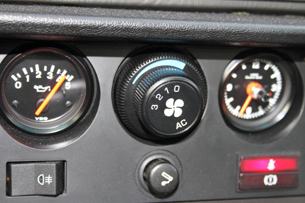 Detail d: Porsche 924 S, Fahrgestellnummer: WPOZZZ92ZJN400694, BJ 1988, EZ 02/1995, Laufleistung ca. 75.000 km abgelesen, HU 09/2018, 118 kW/ 160 PS, ...