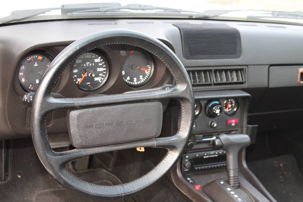 Detail e: Porsche 924 S, Fahrgestellnummer: WPOZZZ92ZJN400694, BJ 1988, EZ 02/1995, Laufleistung ca. 75.000 km abgelesen, HU 09/2018, 118 kW/ 160 PS, ...