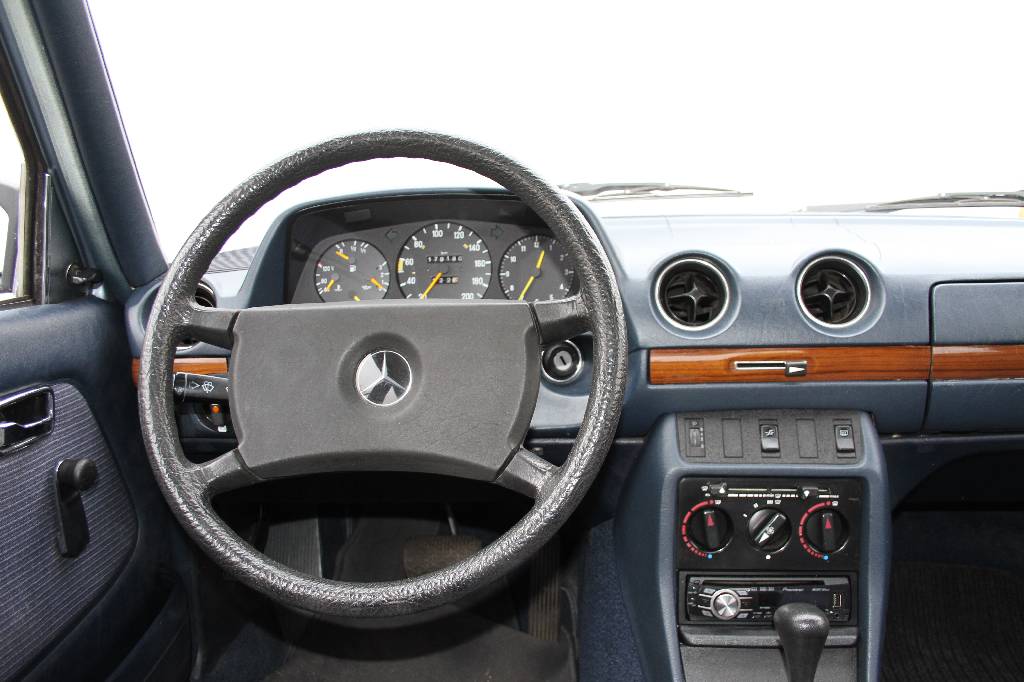 Detail b: Mercedes-Benz 200 W123, Fahrgestellnummer: WDB1232201A235974, EZ 01/1985, Laufleistung ca. 179.190 km abgelesen, H-zulassungsfähig, 80 kW/ 109 PS, ...