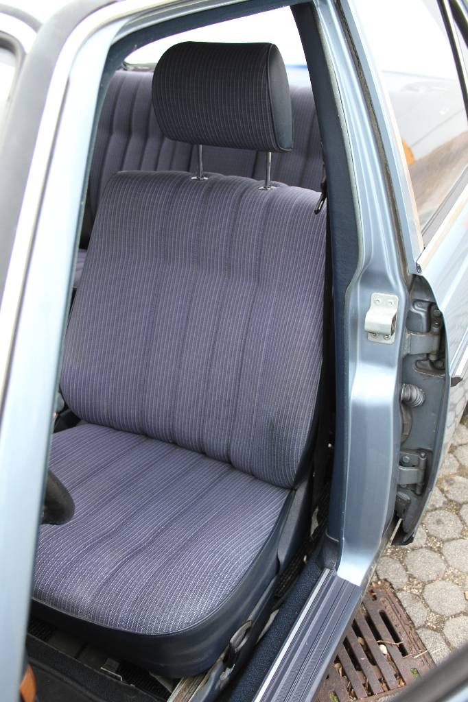 Detail c: Mercedes-Benz 200 W123, Fahrgestellnummer: WDB1232201A235974, EZ 01/1985, Laufleistung ca. 179.190 km abgelesen, H-zulassungsfähig, 80 kW/ 109 PS, ...