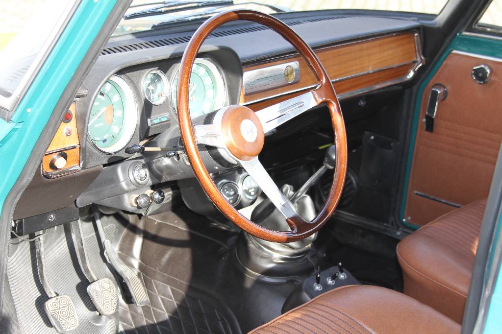 Detail b: Alfa Romeo Giulia 1300 Super Fahrgestellnummer: 2287800, BJ 1972, Laufleistung ca. 10.796 km abgelesen, H-zulassungsfähig, 65 kW/ 88 PS, 4-Zylinder, ...