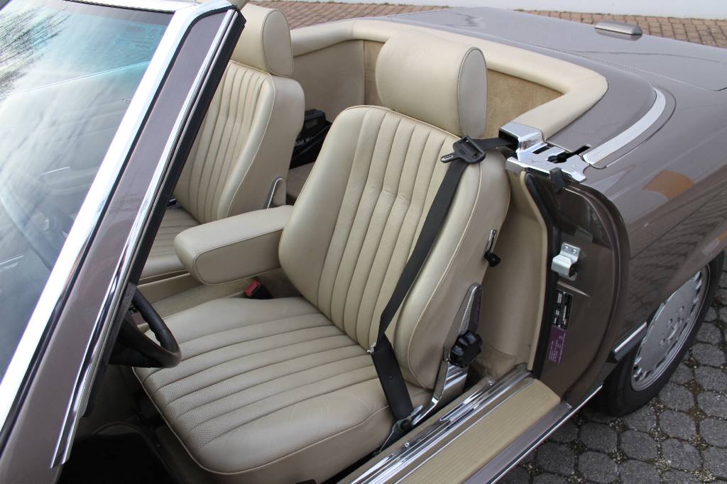 Detail b: Mercedes Benz 560 SL, Fahrgestellnummer: 2DBBA4802K7101217, EZ 07/1989, 1. Hand laut Unterlagen, Laufleistung ca. 29.655 miles abgelesen, 170 kW/ 231 ...